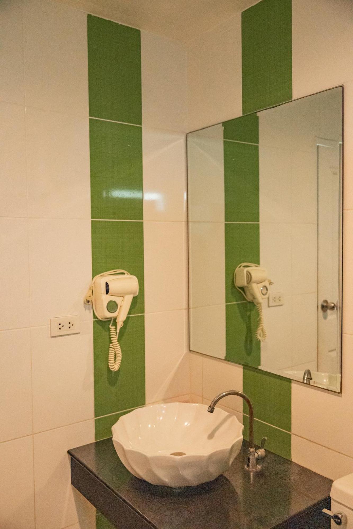 Villa Reina Resort Nong Nam Daeng Экстерьер фото
